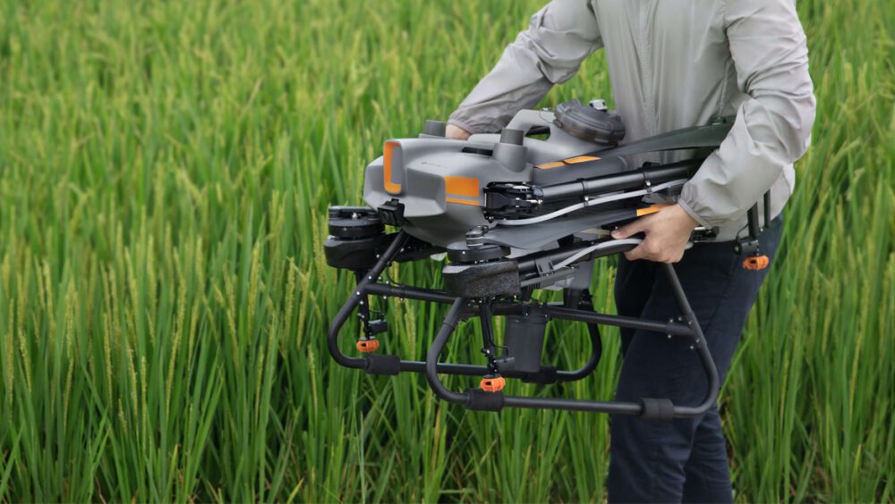 Селскостопански дрон DJI Agras T10 Combo с 4 батерии и зарядно устройство